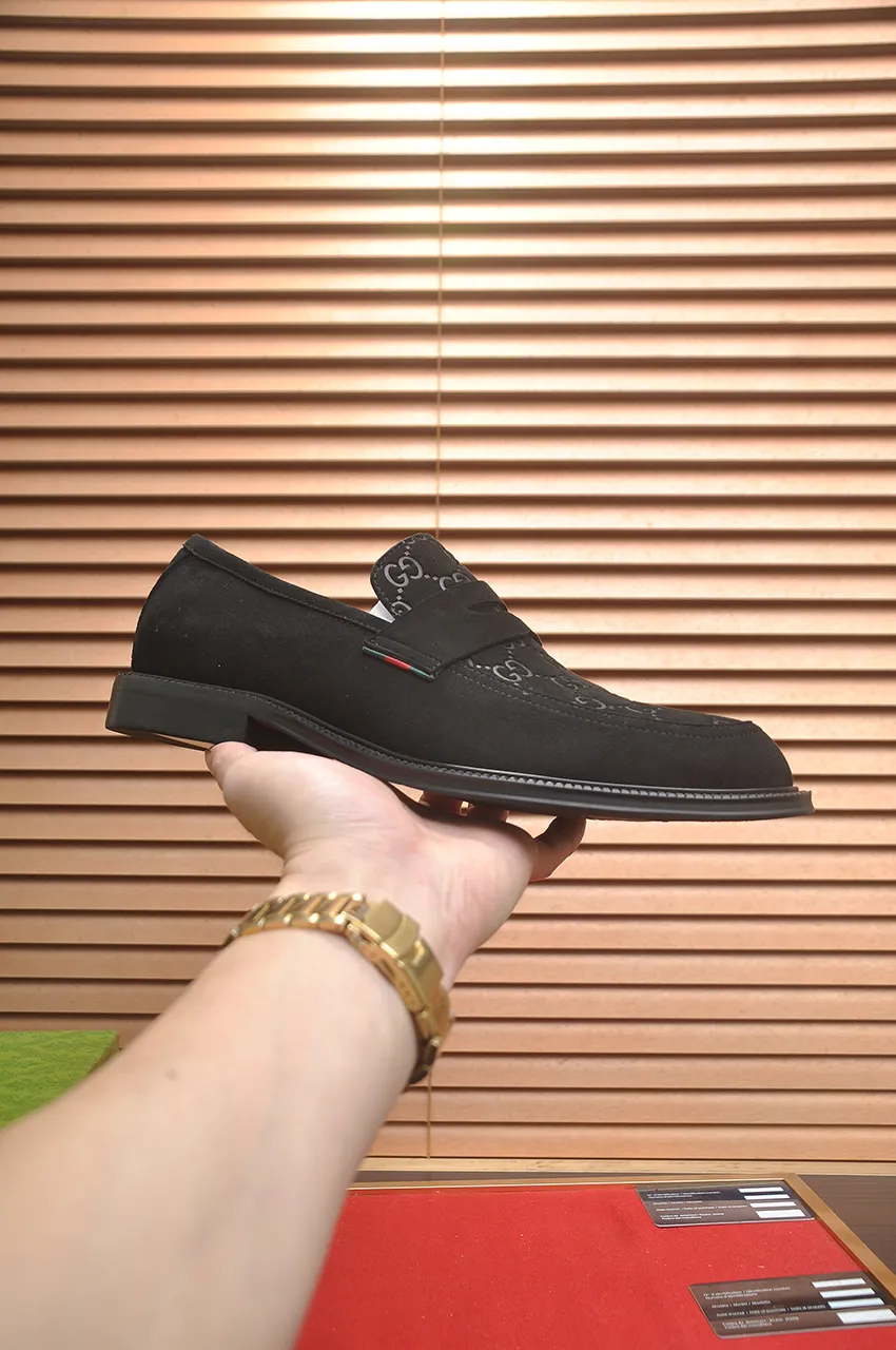 Men's shoes💰500💶Italy's top luxury men's shoe giant (GUCCI) (Gucci) (full cowhide lining) new arrival🍃Original European style🔰 Pleasant to the eye😍In order to make the shoes more durable and non-deformable🌀The production continues to follow traditional methods but there is still no lack of innovation💪Choose original sheepskin for the leather♻️ Smooth and natural And extra bright ⭐Made of imported cowhide, the first choice of rich people 38-45 (45 customized)